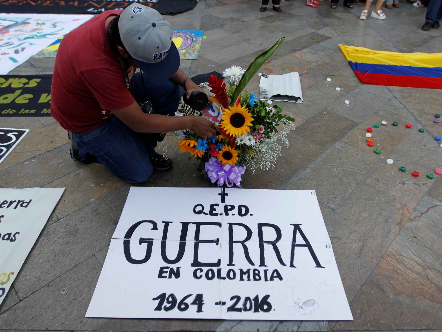 Un joven celebra el final del conflicto armado en Colombia.