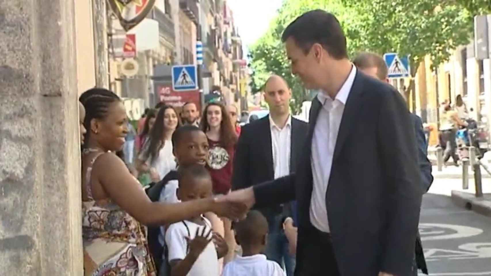 Captura del momento en el que Philo saluda a Pedro Sánchez en la calle Hortaleza de Madrid.
