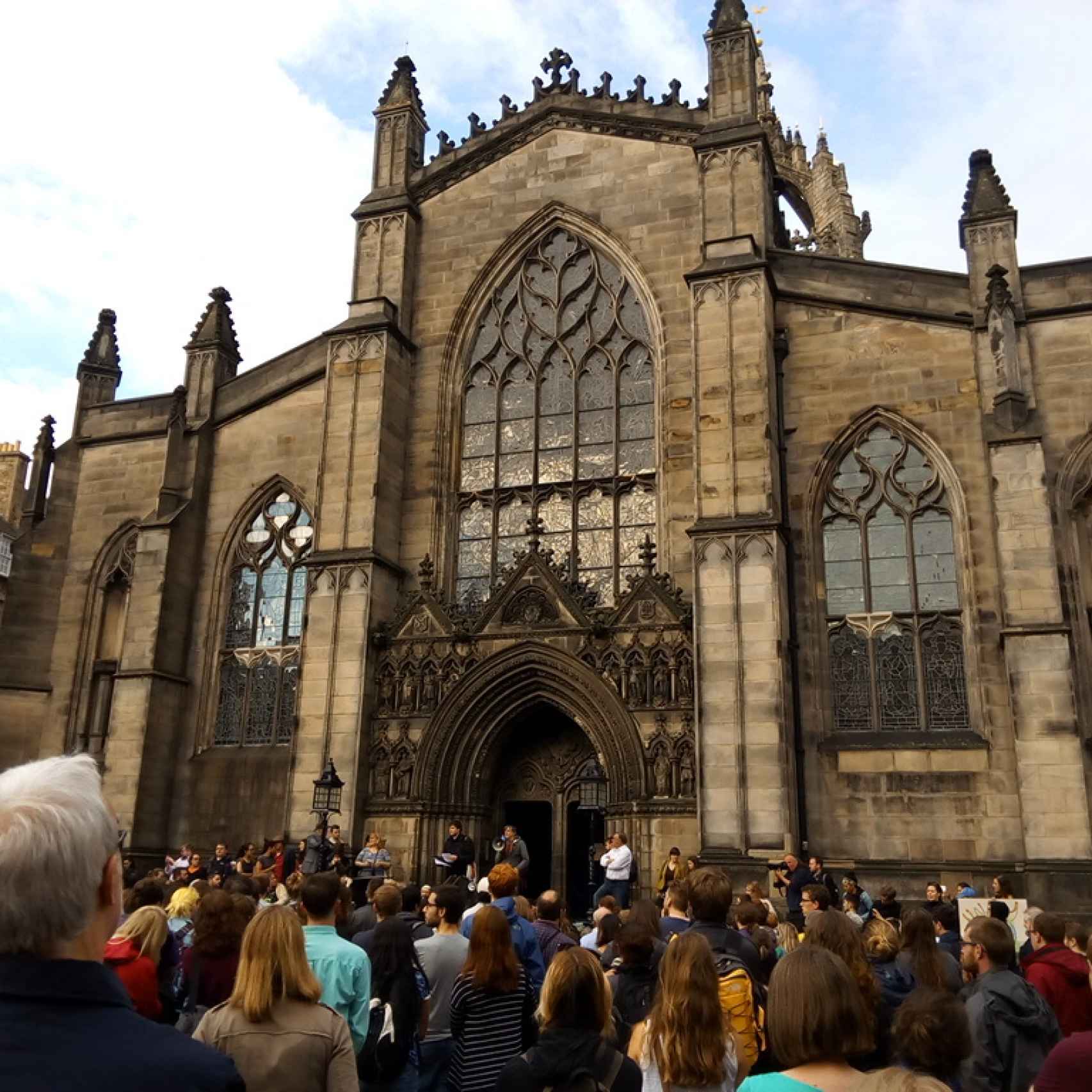 Concentración frente a la catedral Saint Giles de Edimburgo.