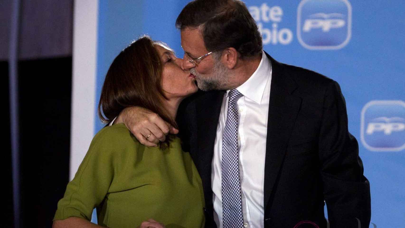 Elvira y Mariano se dieron un beso en el balcón de Génova para celebrar la victoria electoral de 2011