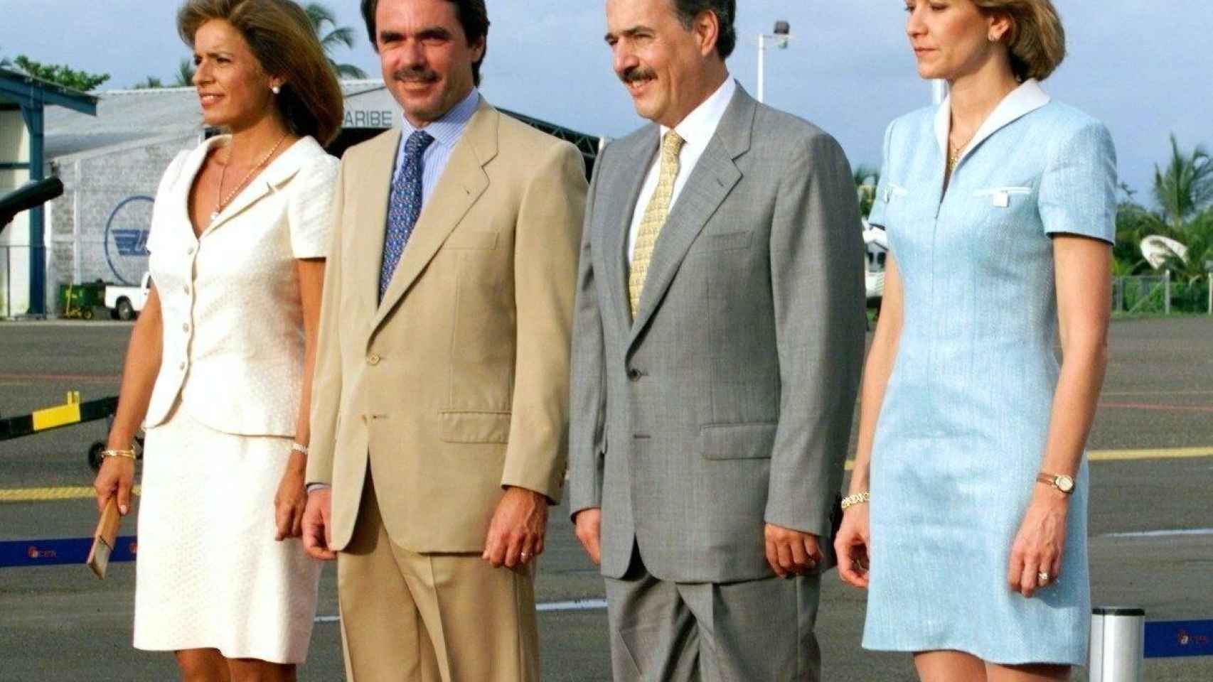 Jose María Aznar junto al expresidente de Colombia, Andrés Pastrana, acompañados de sus respectivas esposas a su llegada al aeropuerto de Cartagena de Indias en una visita en 1998