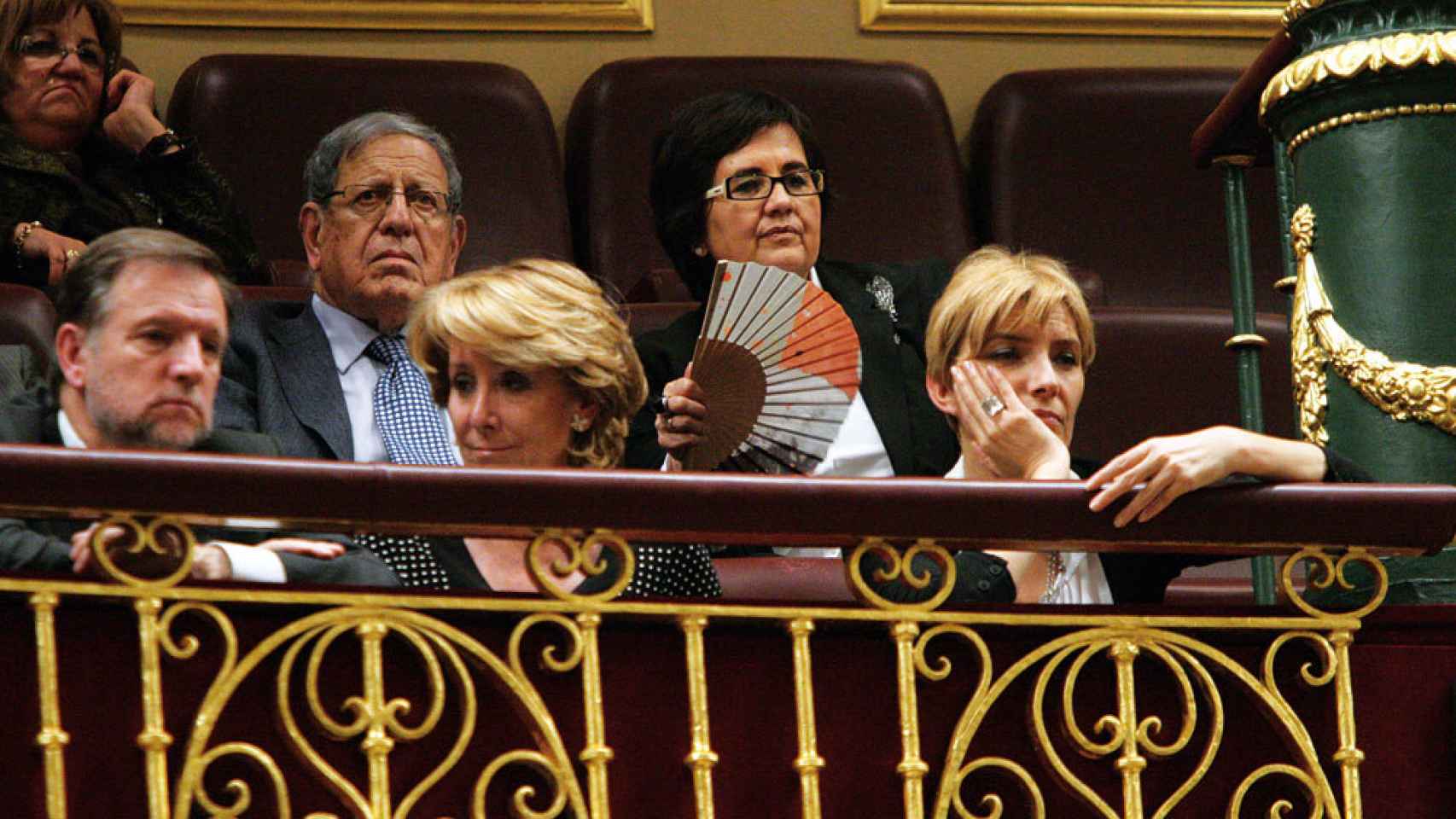 Sonsoles Espinosa a la derecha con gesto aburrido junto a Esperanza Aguirre en el Congreso de los Diputados