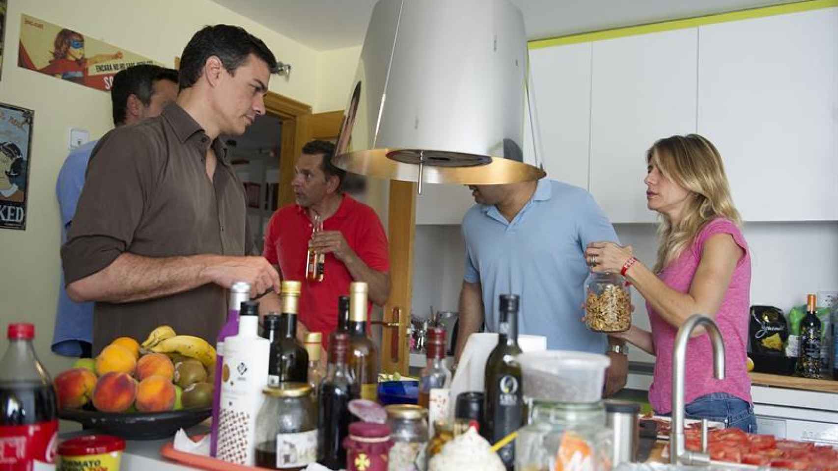 Sánchez ha organizado una comida con amigos en su casa