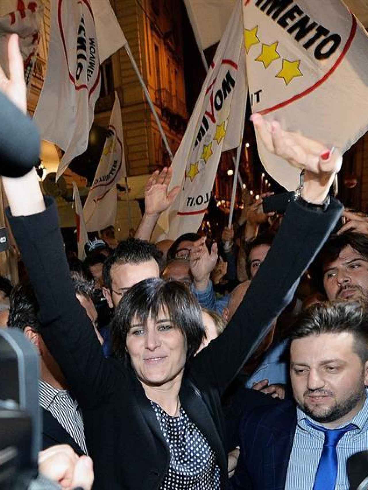 Chiara Appendino celebra su victoria en Turín