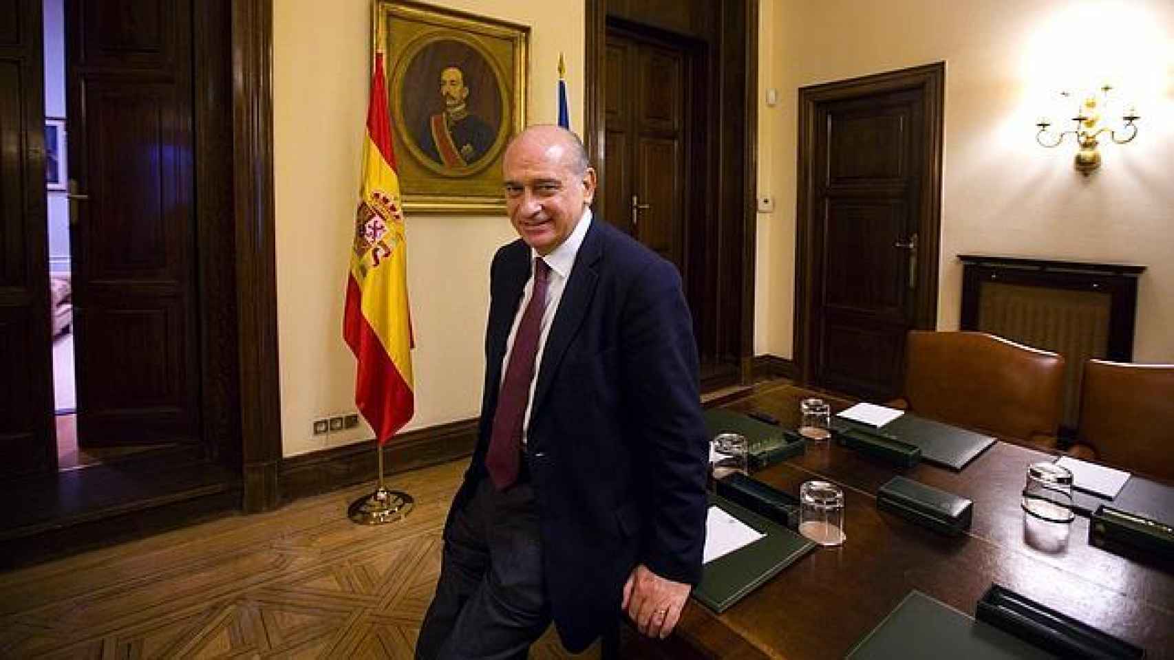 Jorge Fernández Díaz en su despacho. Al fondo, un retrato de Eduardo Dato, ministro de la Gobernación durante la regencia de María Cristina.
