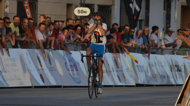 La balear Mavi García al cruzar la línea de meta.