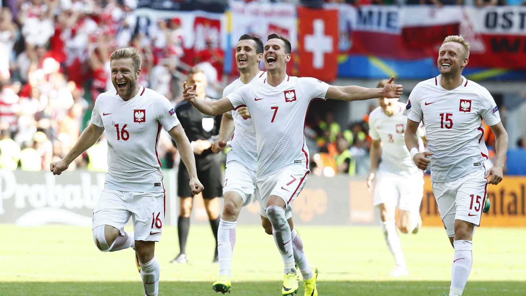 Los polacos celebran la clasificación para cuartos de la Eurocopa.