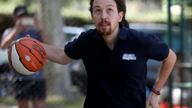 Pablo Iglesias jugando al baloncesto este sábado.