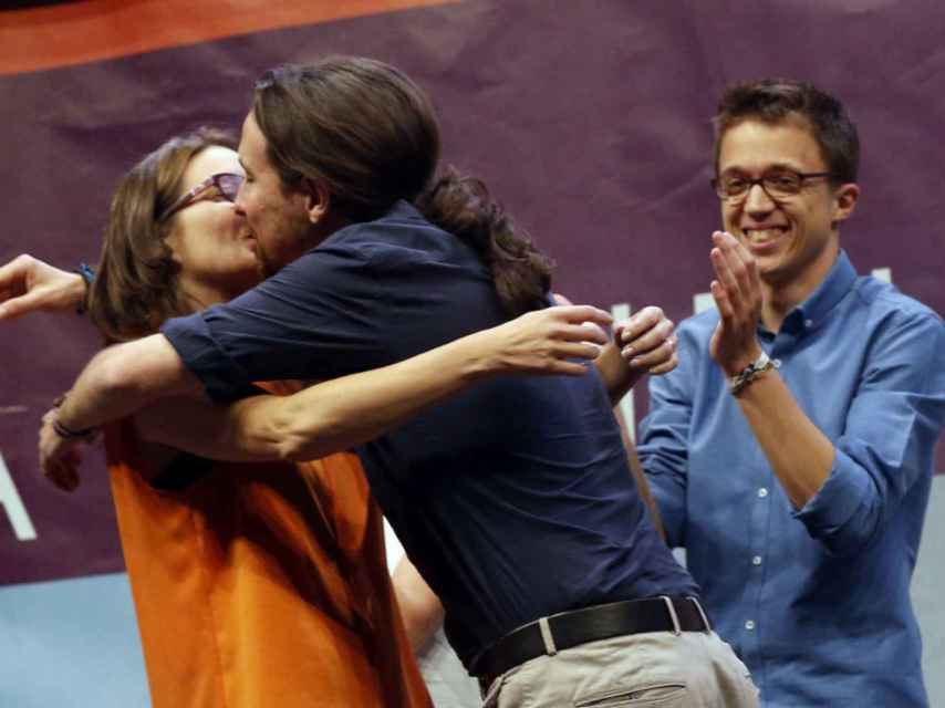 Pablo Iglesias y Monica Oltra se besan y se abrazan ante la mirada de Errejón.