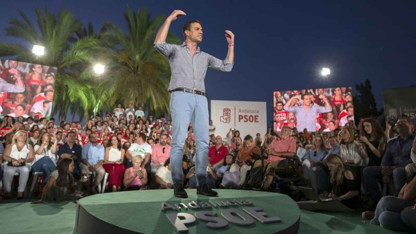 Sánchez, este viernes en Sevilla, en el último mitin de su campaña.