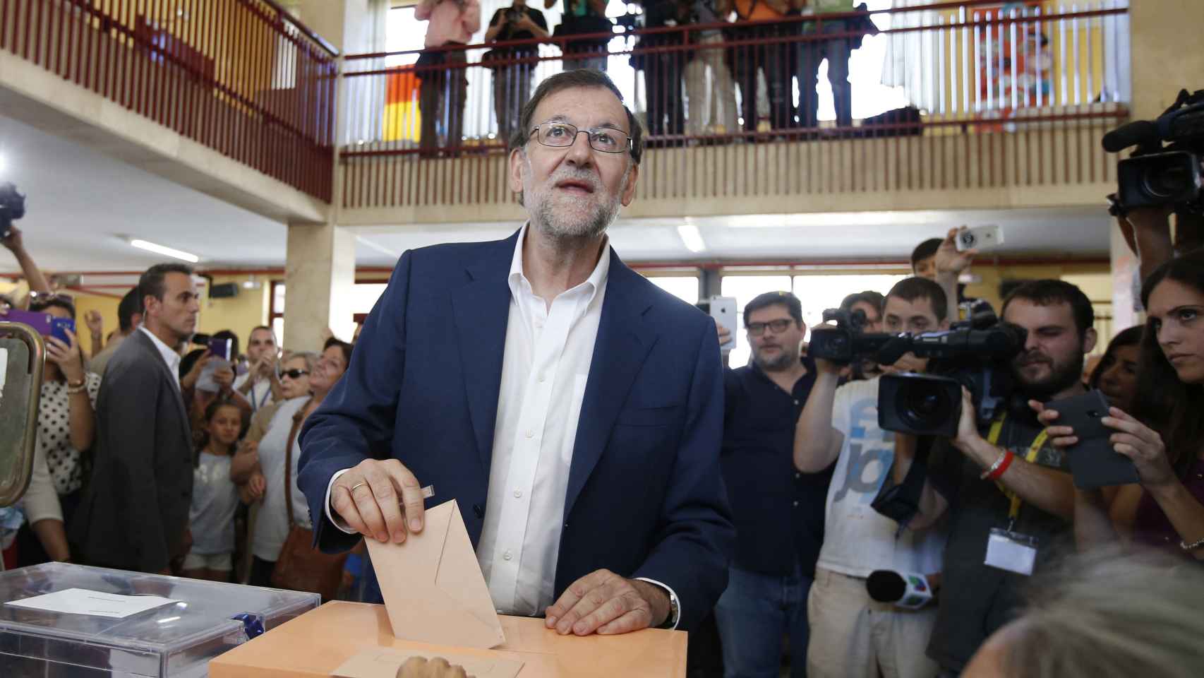 El líder del PP deposita su voto en una de las urnas del colegio Bernadette de Aravaca, Madrid.