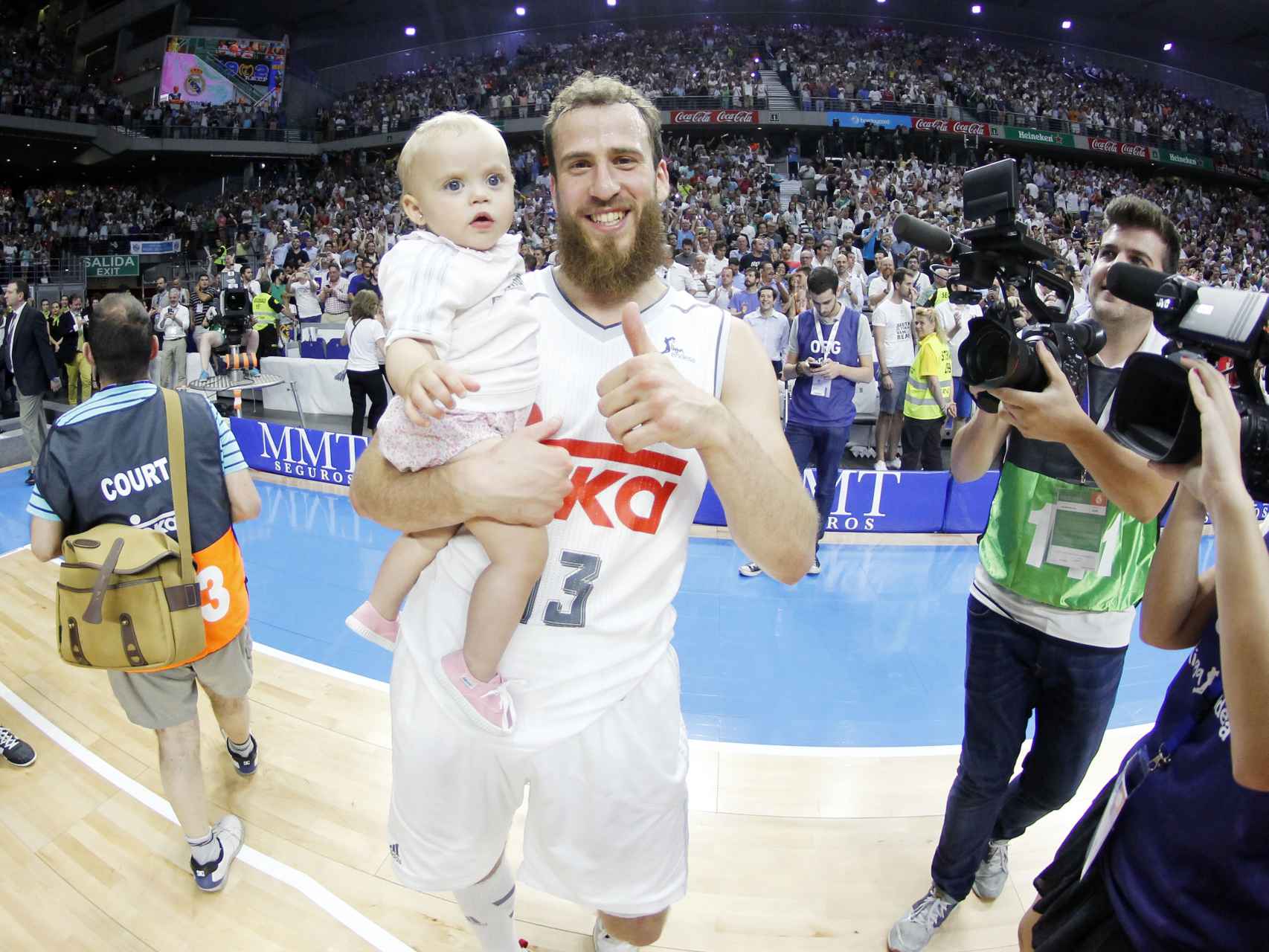 Sergio Rodríguez junto a su hija Carmela tras ganar la ACB.