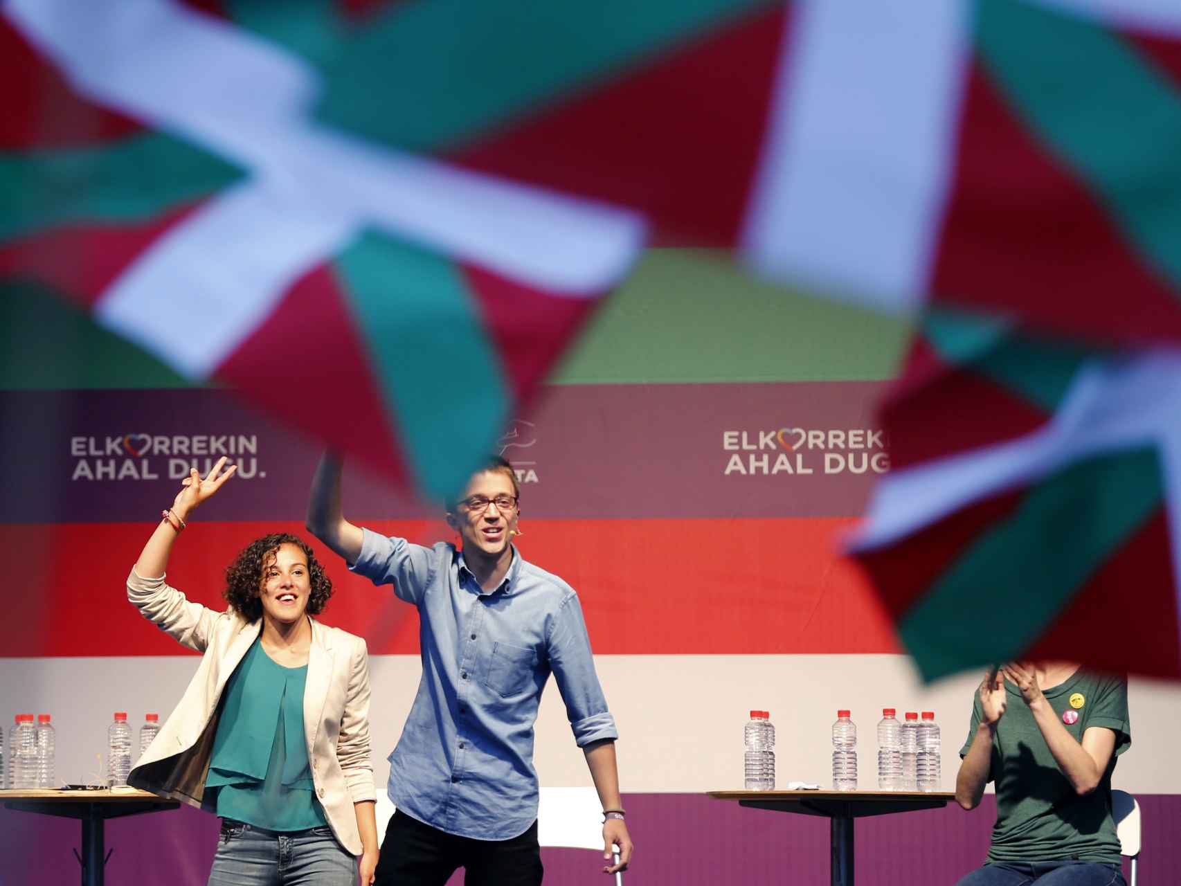 El jefe de campaña de Podemos, Íñigo Errejón y la cabeza de lista por Gipuzkoa, Nagua Alba, durante un mitin electoral.