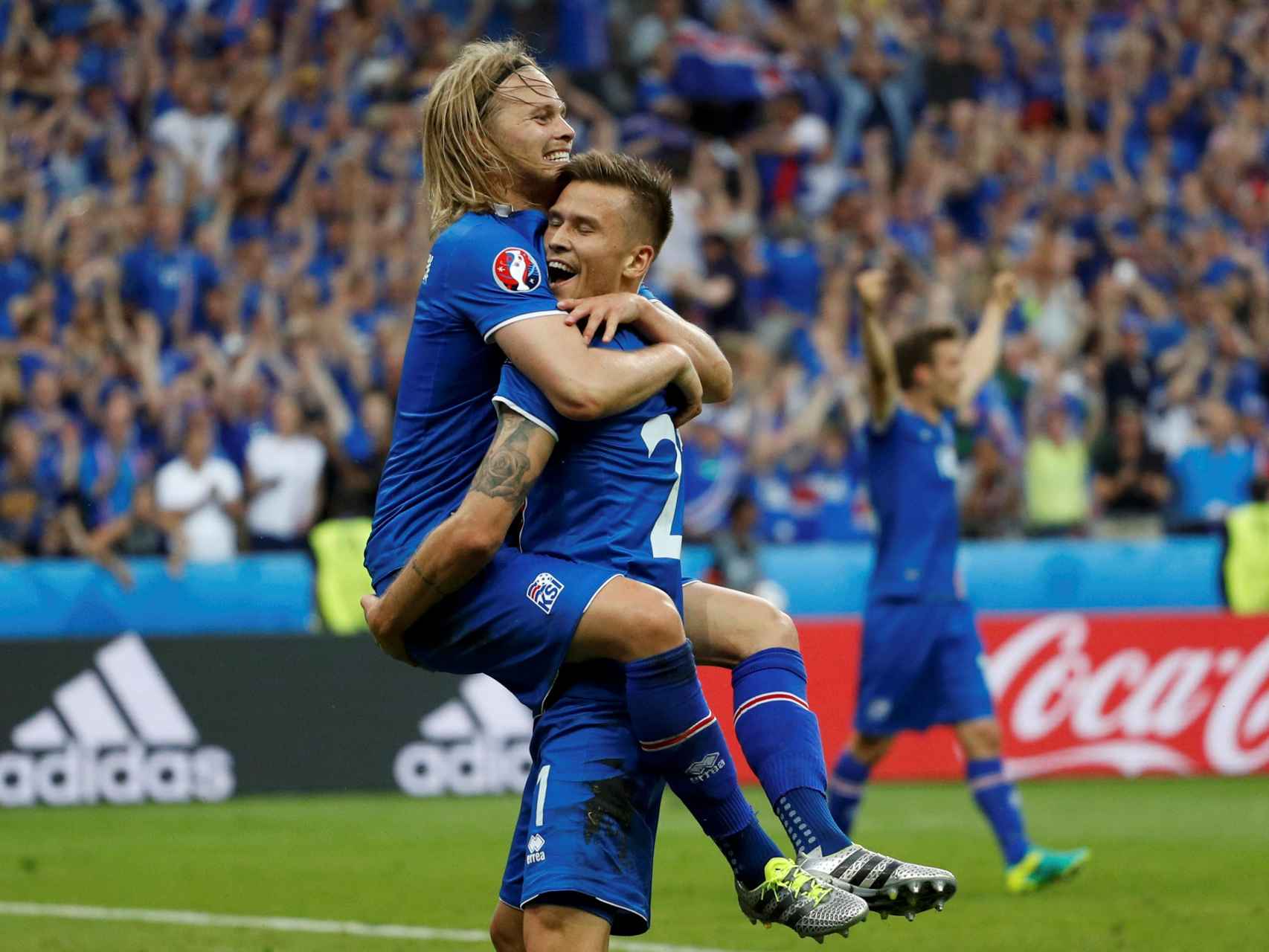 Los jugadores islandeses celebran el pase a octavos de final.