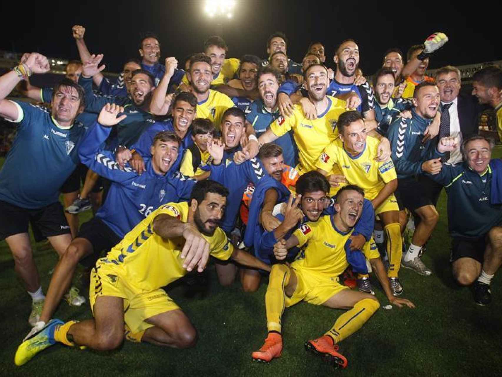 Los jugadores del Cádiz celebran el ascenso a Segunda división.