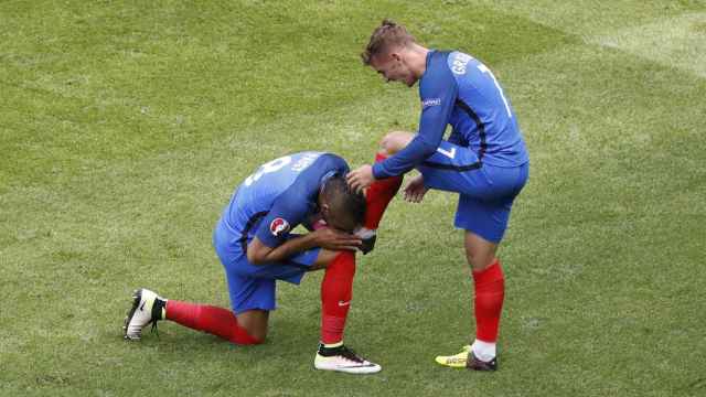 Payet rinde honor a Griezmann.