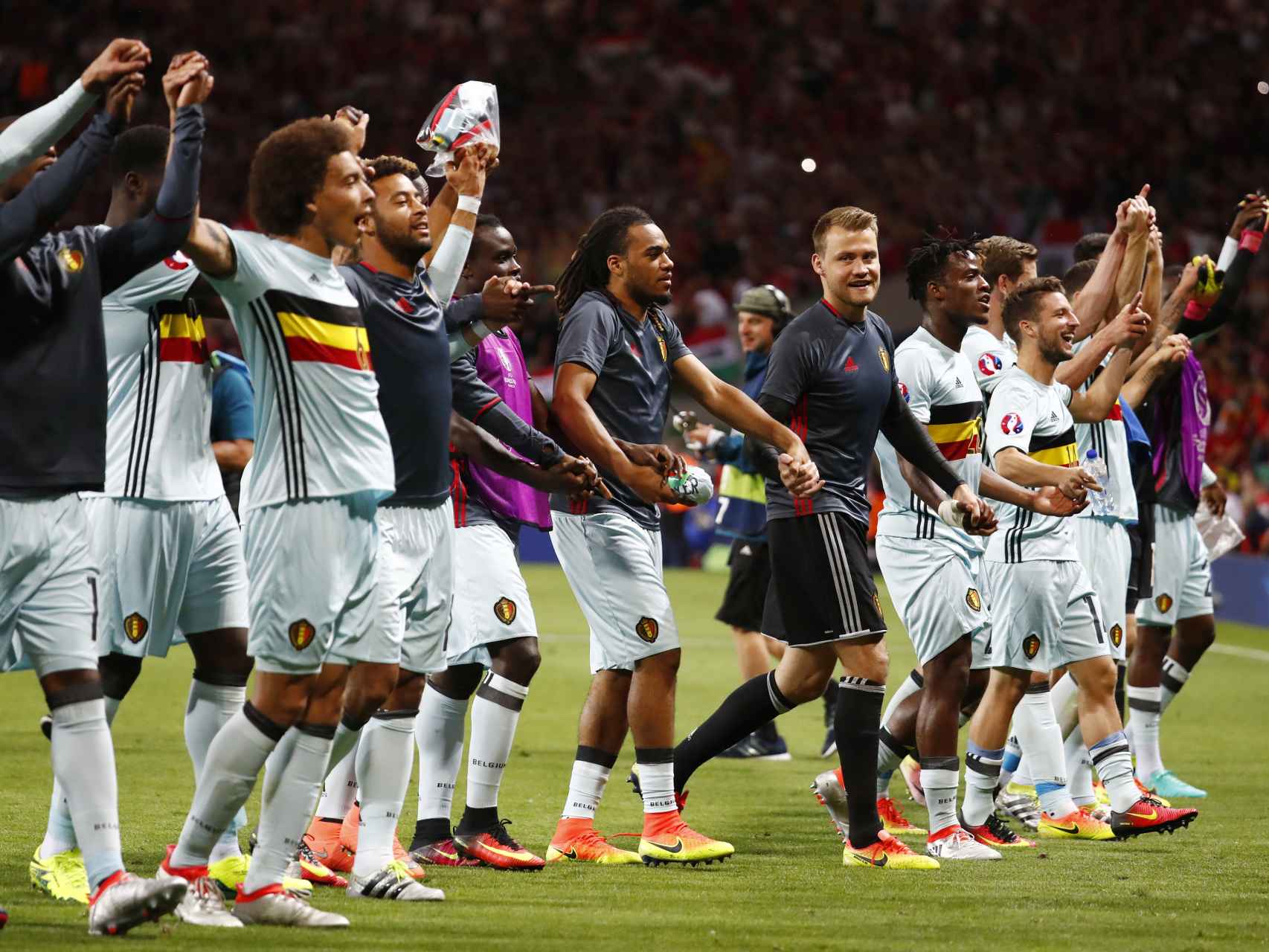 Los jugadores de Bélgica celebran el pase a cuartos de la Eurocopa.