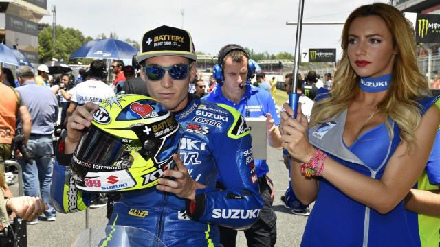 Aleix Espargaró muestra su casco, en la parrilla de salida del GP de Cataluña.