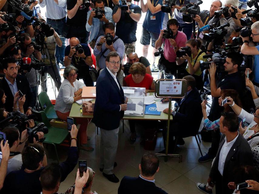 Mariano Rajoy en su colegio electoral en Madrid.