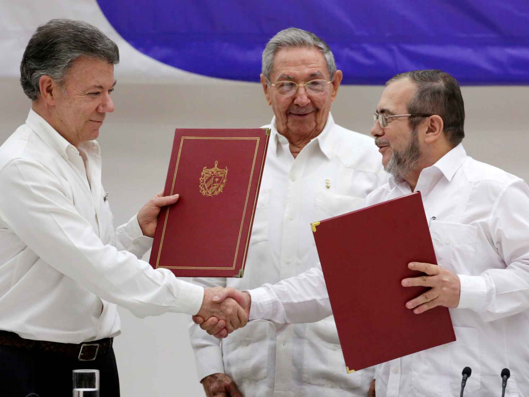El presidente de Colombia, Juan Manuel Santos y el líder de las FARC, Timochenko.