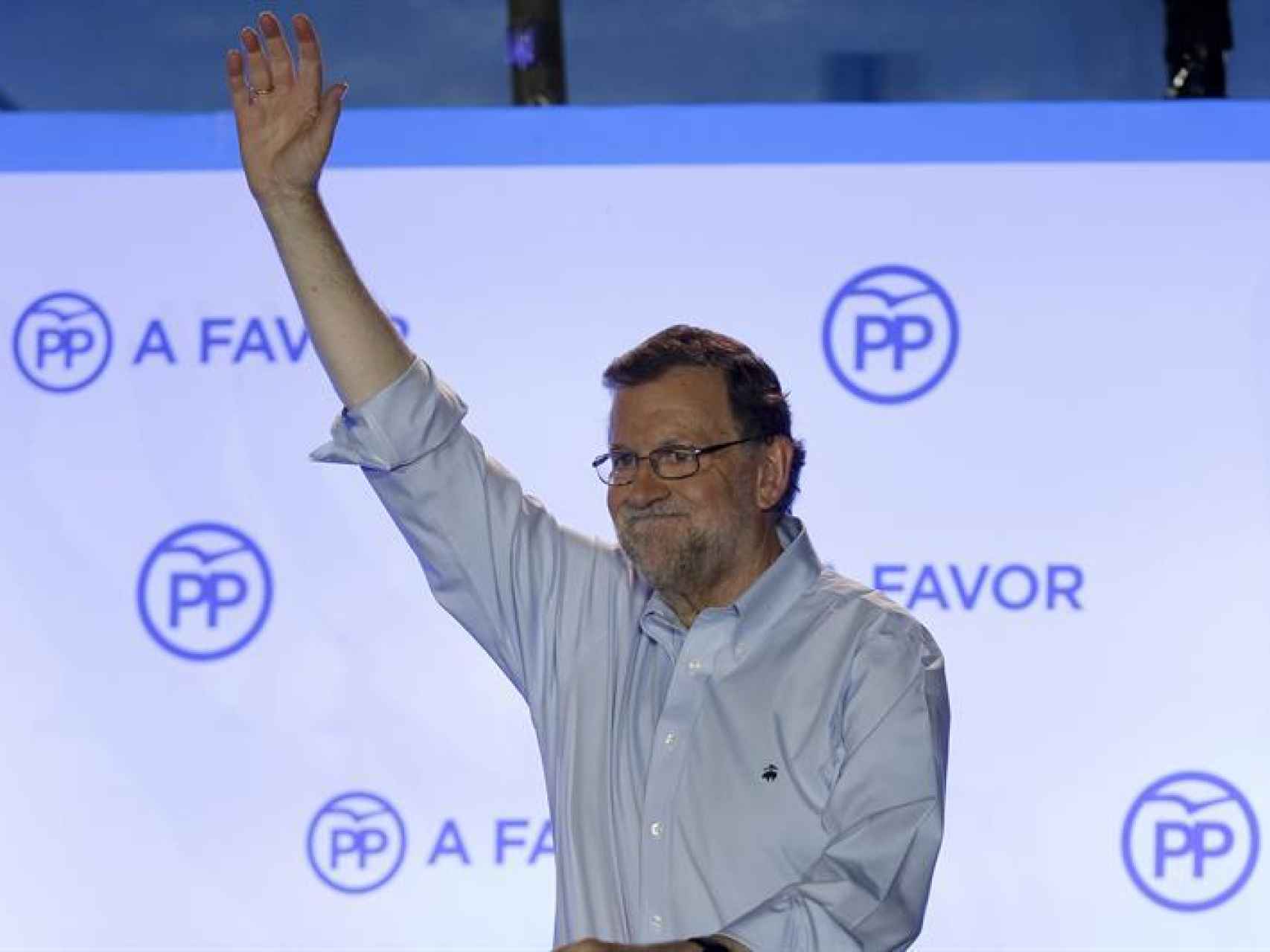 Rajoy saluda desde la calle Génova.