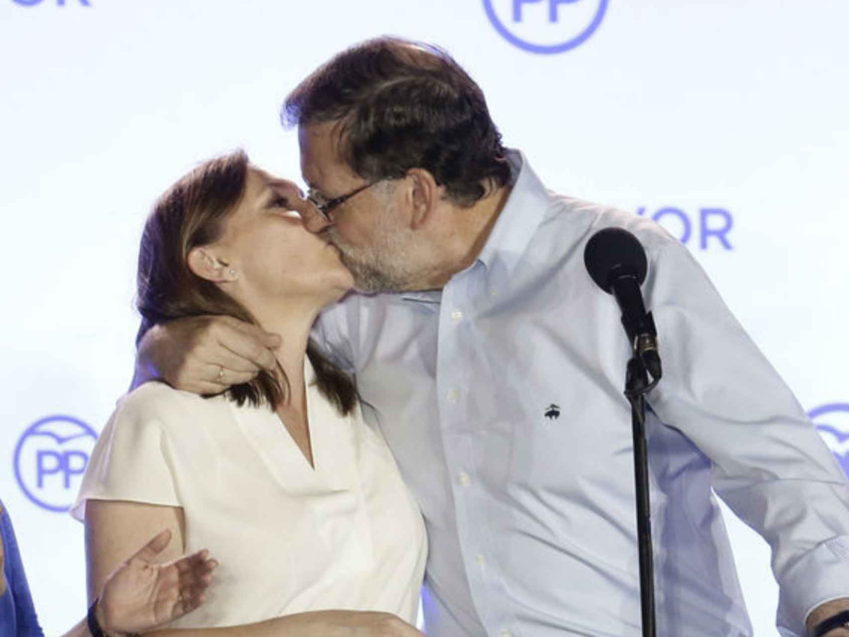 Rajoy y Viri se besan imitando a Iker y Sara