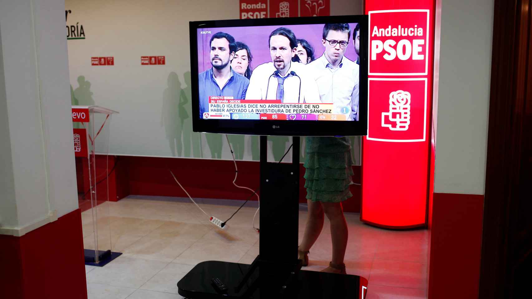 El discurso de Pablo Iglesias en un televisor en la sede del PSOE en Ronda.