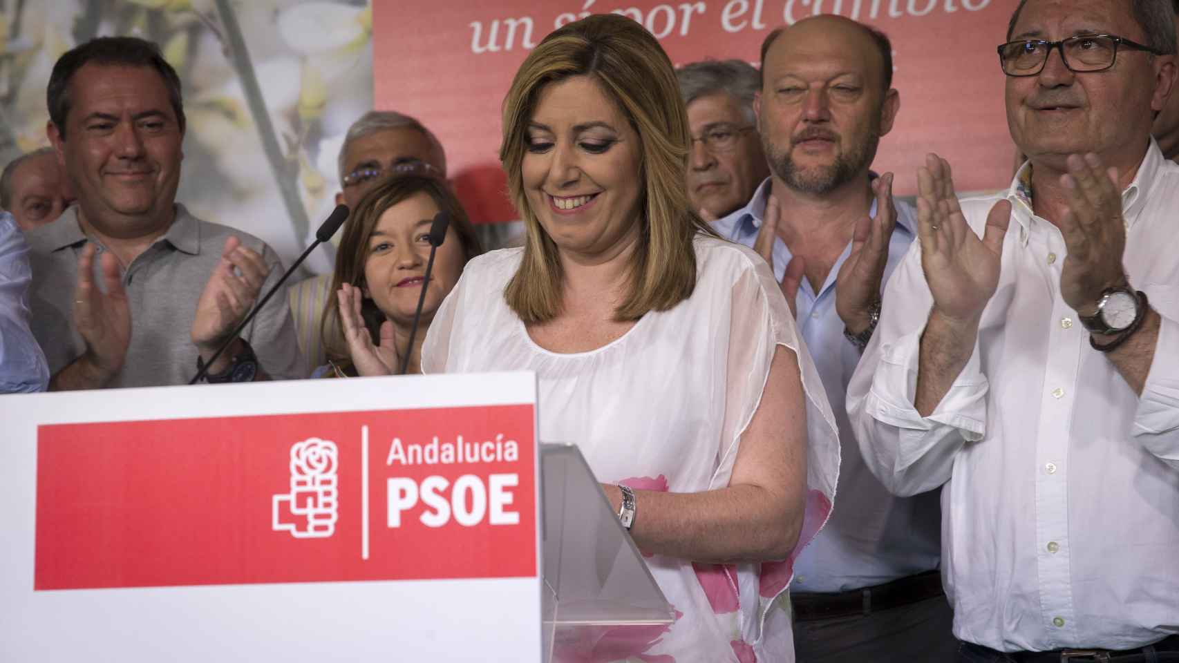 Susana Díaz junto a los miembros de la Ejecutiva andaluza tras el 26-J.