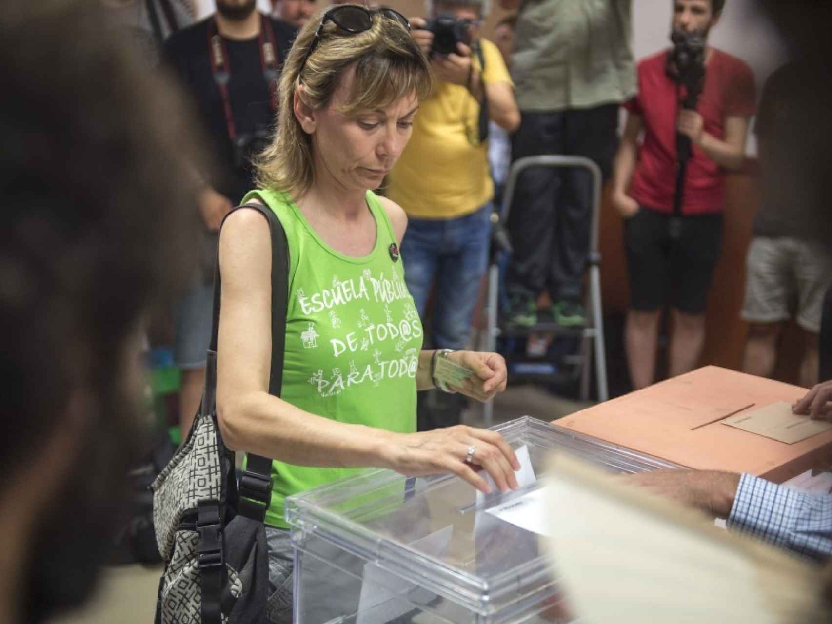 Una mujer votando en Vallecas.