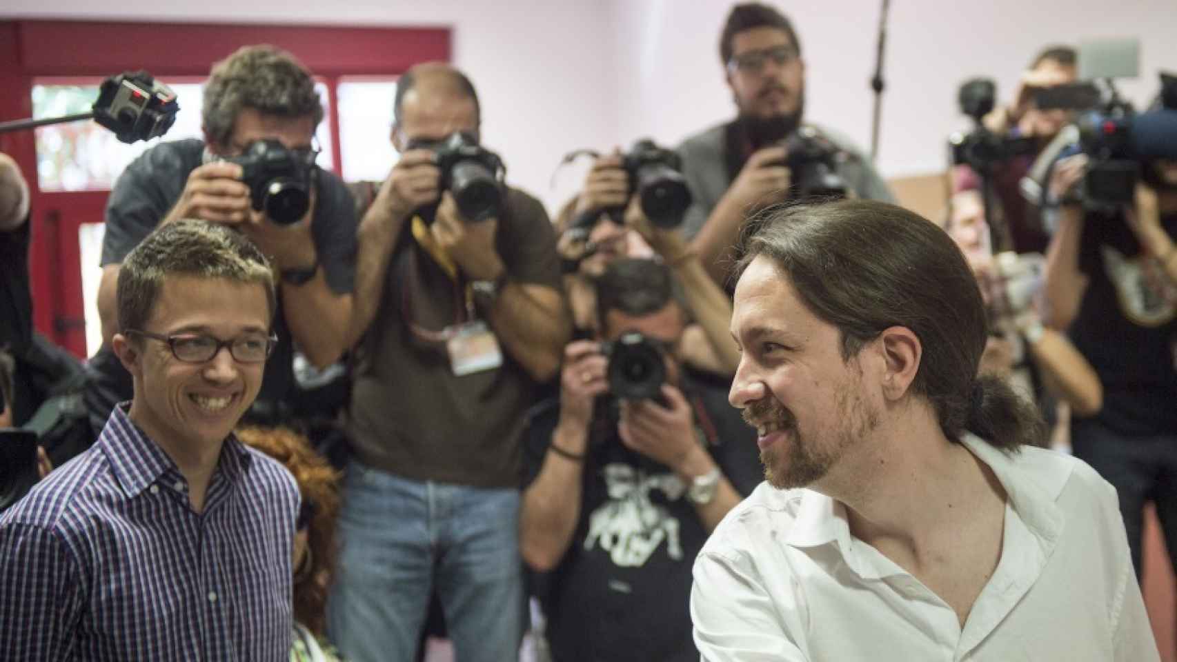 Íñigo Errejón y Pablo Iglesias en el momento de votar.