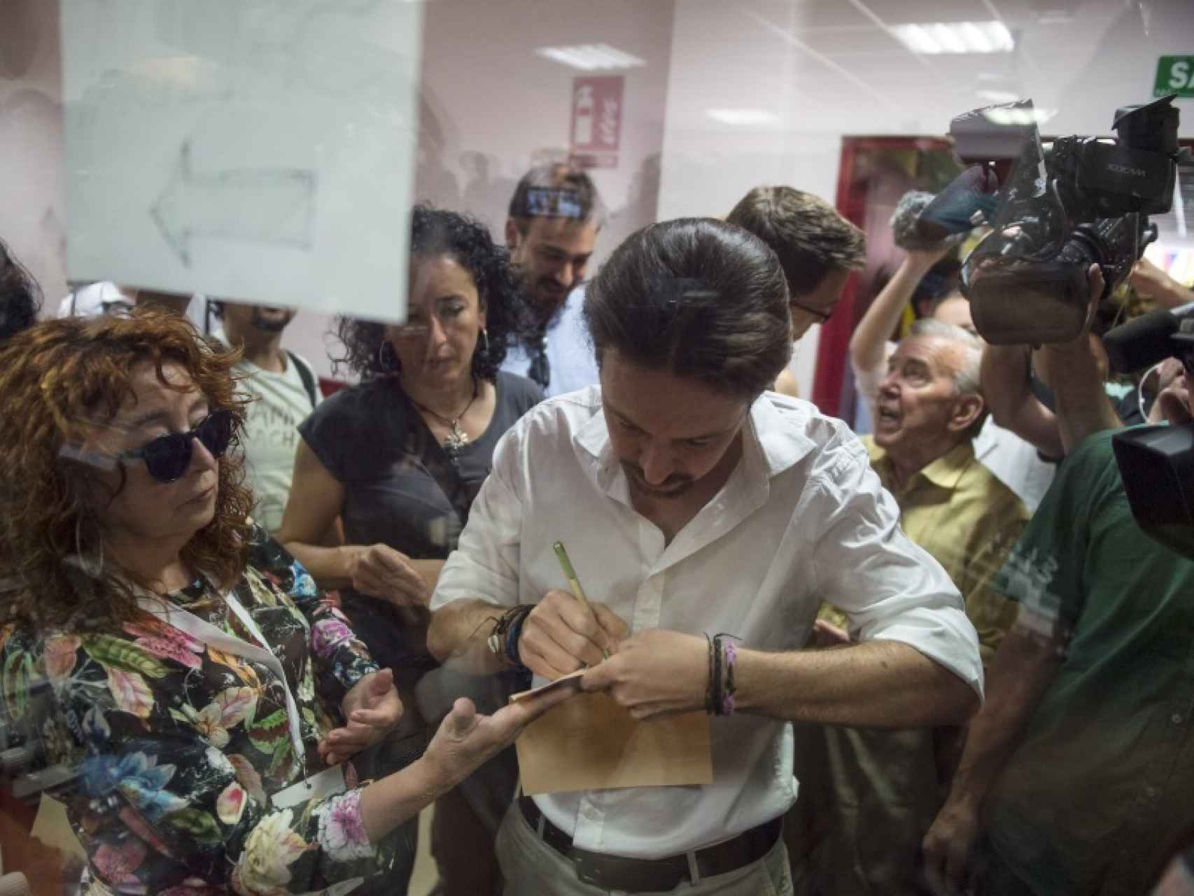 Pablo Iglesias rellenando la papeleta del Senado el 26J.