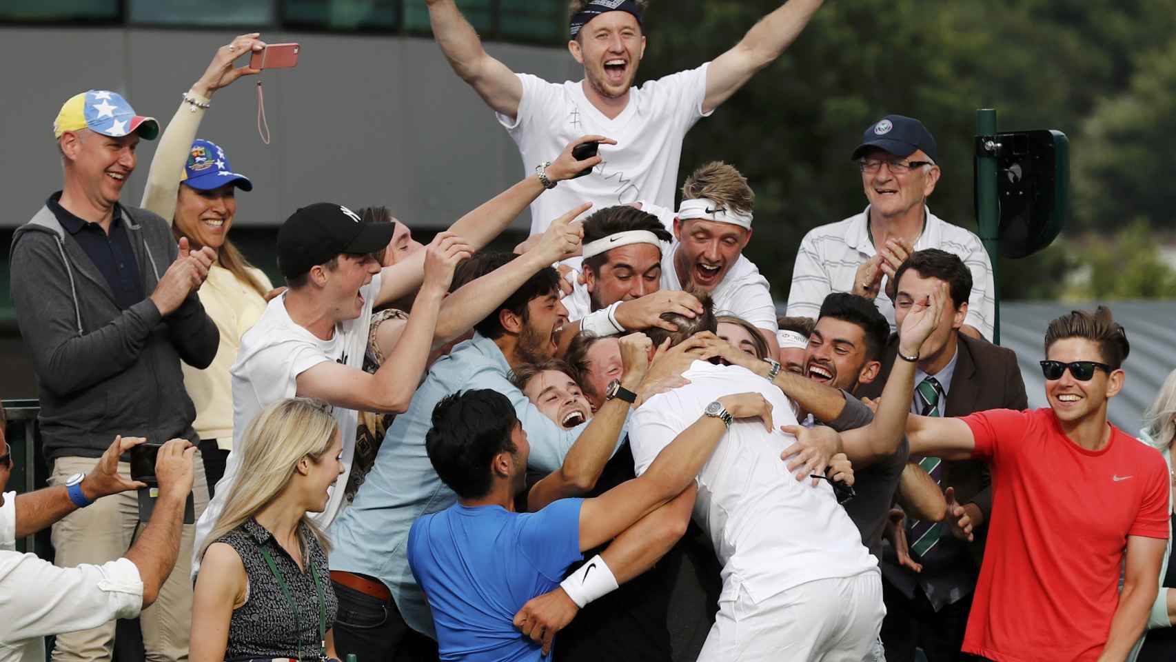 Marcus Willis celebra su victoria con sus familiares y amigos en Wimbledon.
