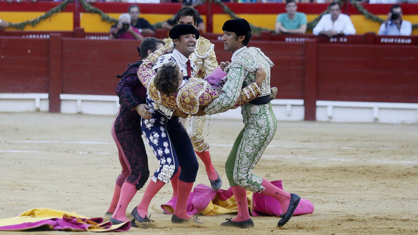 Manuel Escribano es trasladado por su cuadrilla tras ser corneado.