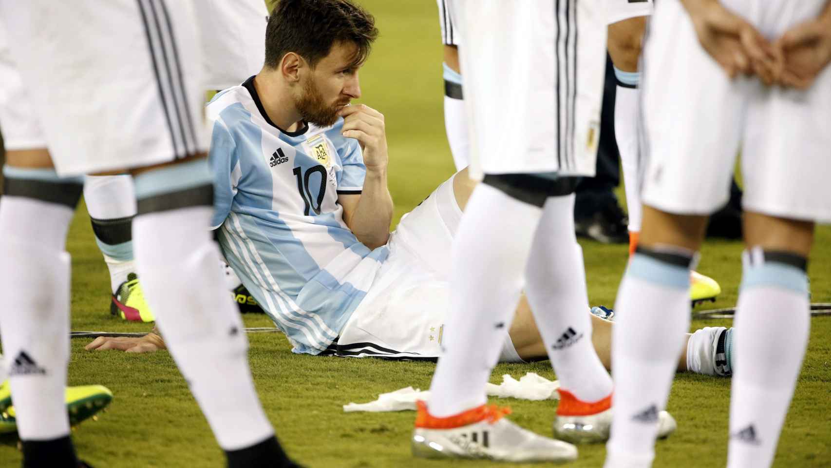 Messi, entre lágrimas, tras errar su penalti en la tanda final ante Chile.