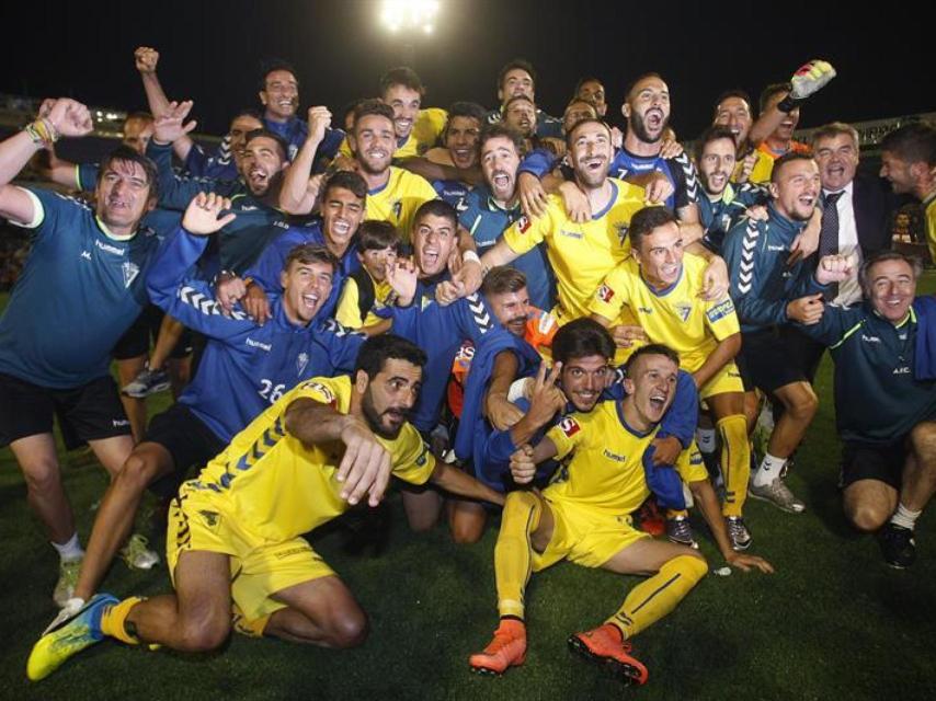 Los jugadores del Cádiz celebran el ascenso a Segunda división.