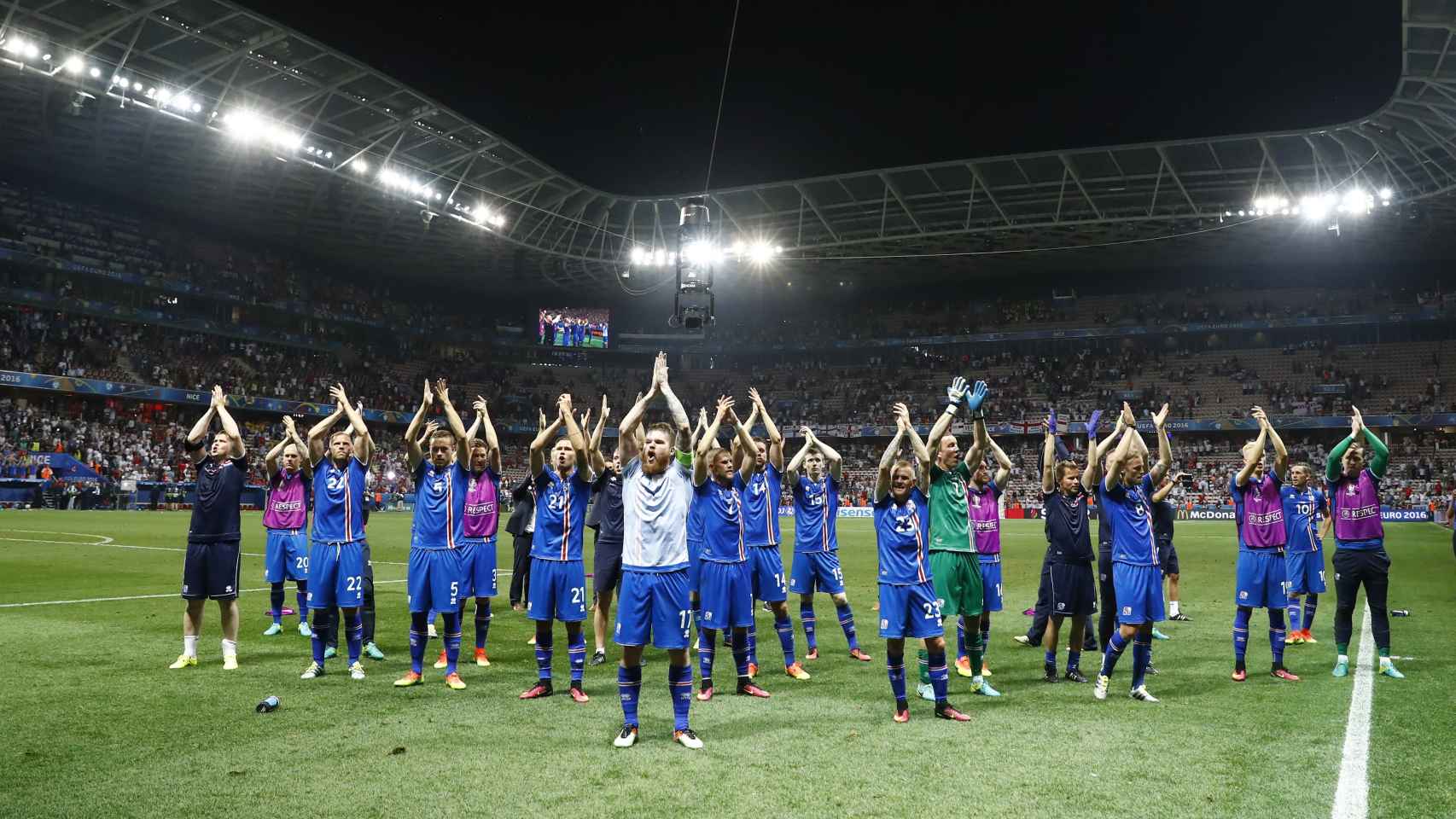 Los jugadores islandeses celebran su pase a cuartos de final