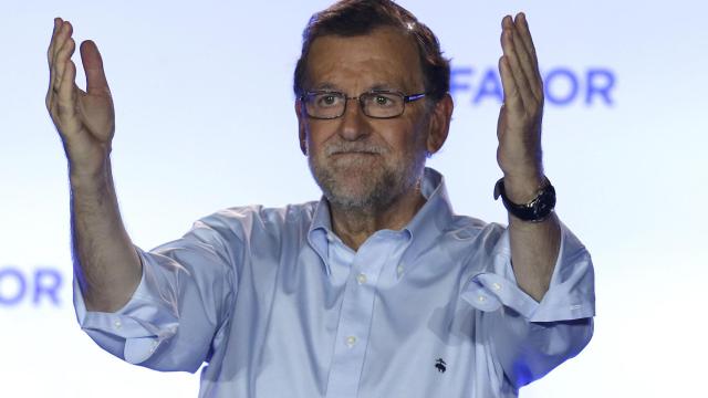 Rajoy, durante su comparecencia ante los simpatizantes en el exterior de la sede del partido.