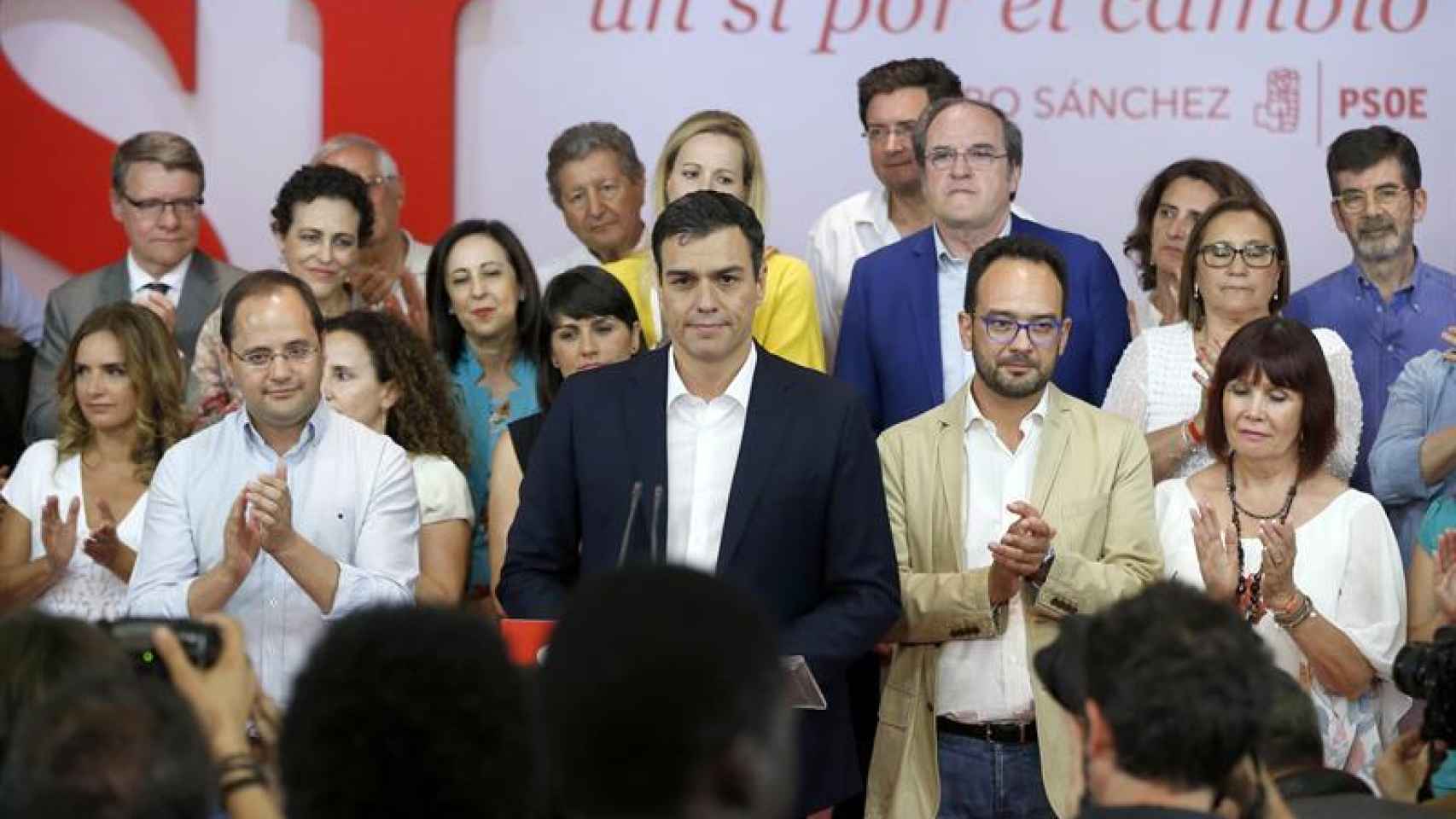 Sánchez, con su equipo en Ferraz durante la noche electoral.