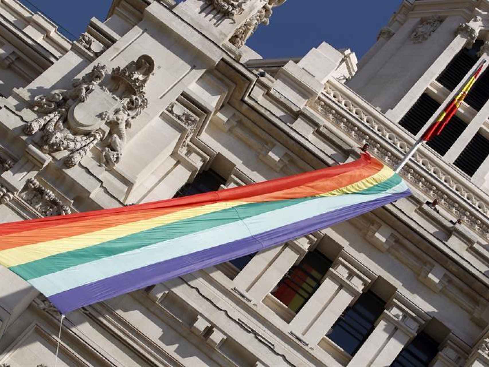 El Ayuntamiento de Madrid ha desplegado la bandera arcoiris