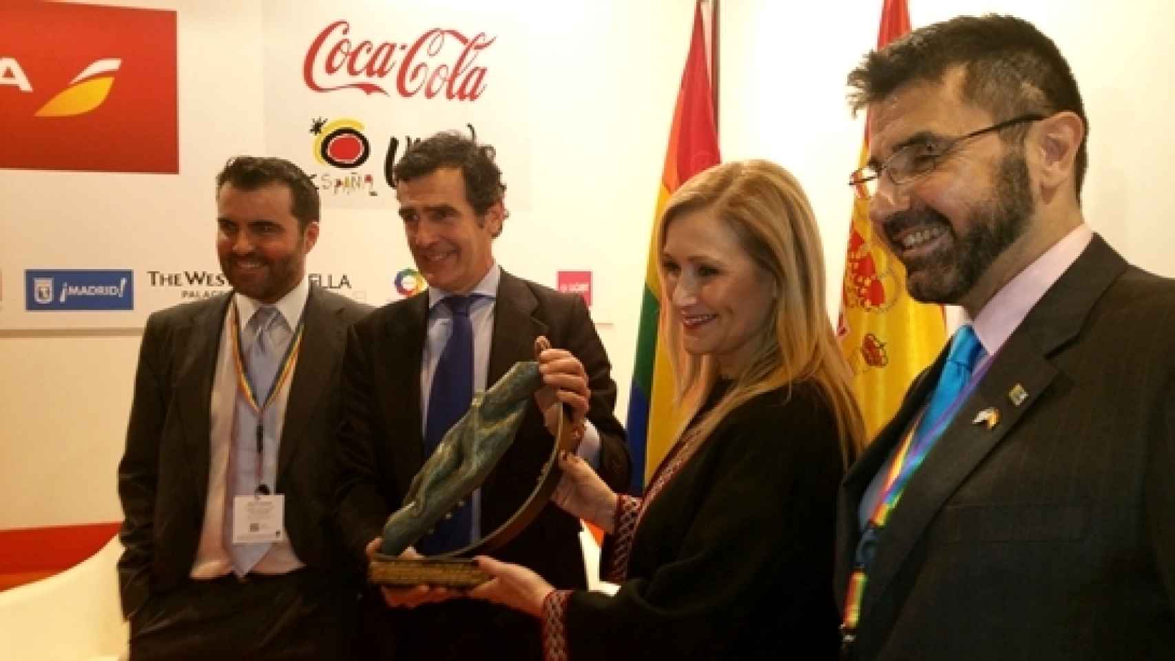 Juan Pedro Tudela recoge premio de manos de Cristina Cifuentes