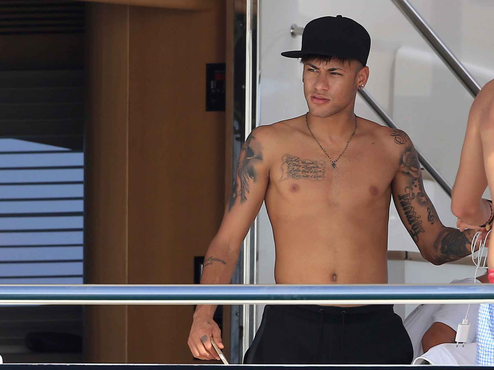 Neymar lució tatuajes en el verano de 2015 en Ibiza
