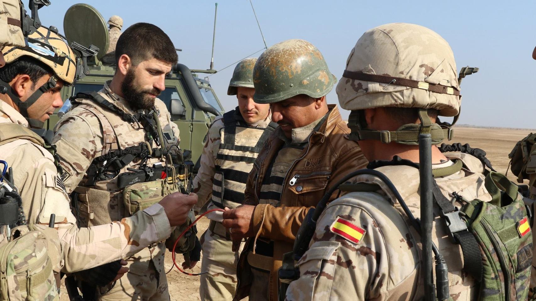 Ejercicio de adiestramiento de tropas iraquíes por el Ejército español.