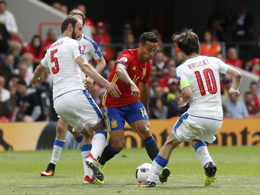 Thiago trata de driblar a dos jugadores.