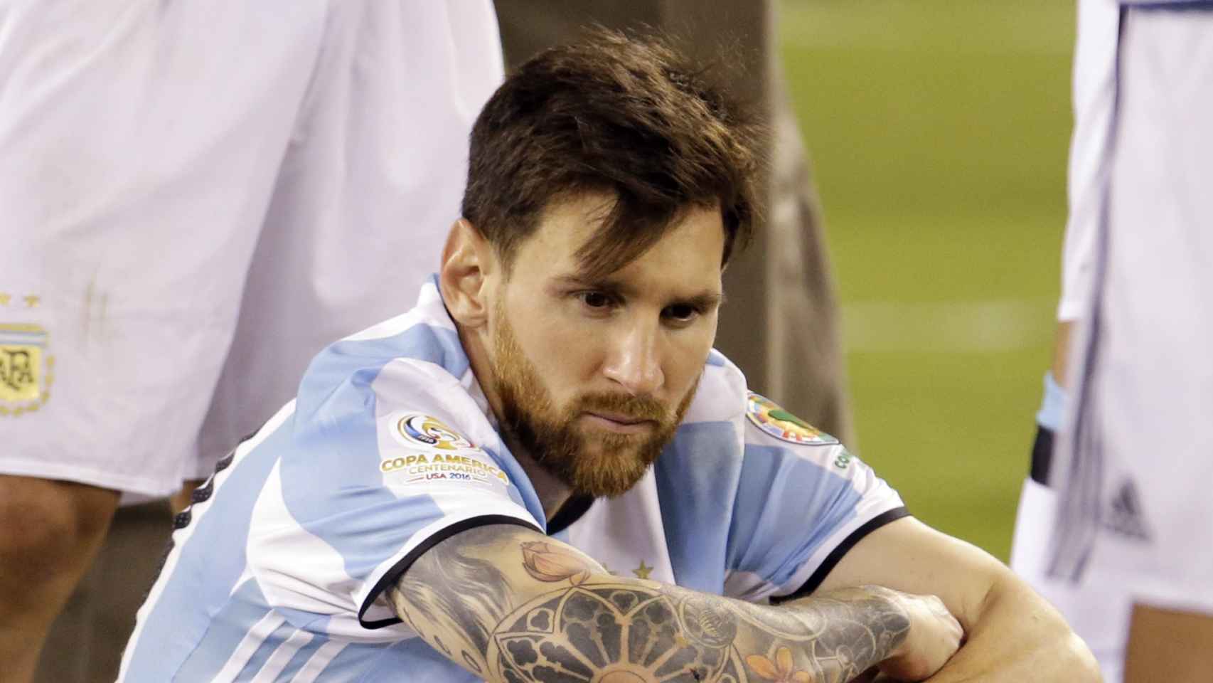 Messi esperando que le den el trofeo de la Copa América a Chile