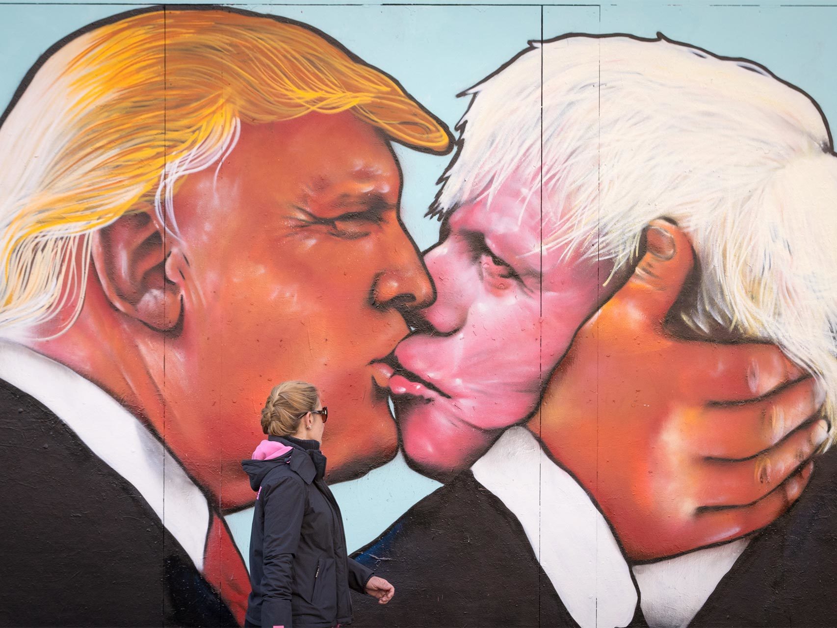 Un mural muestra a Donald Trump besando a Boris Johnson.