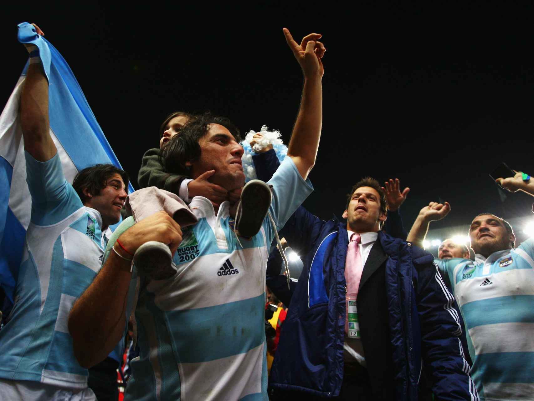 Agustín Pichot, con sus hijos tras quedar tercero en el Mundial de 2007 con Argentina.