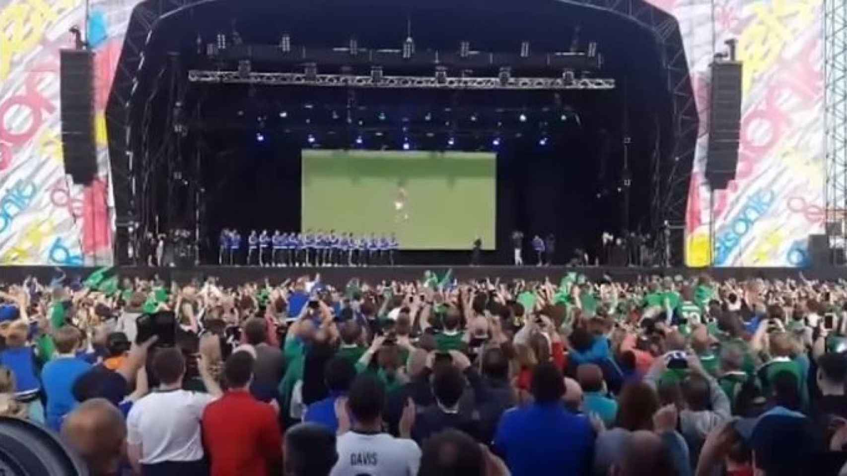 Los aficionados reciben a la selección del Norte de Irlanda y canta 'Will Grigg is on fire'