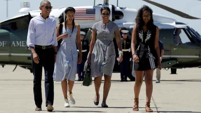 Barack Obama, su esposa Michelle y sus hijas Malia y Sasha, camino del Air Force One.