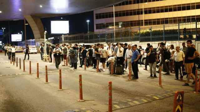 Policías turcos aseguran el área del aeropuerto Ataturk.