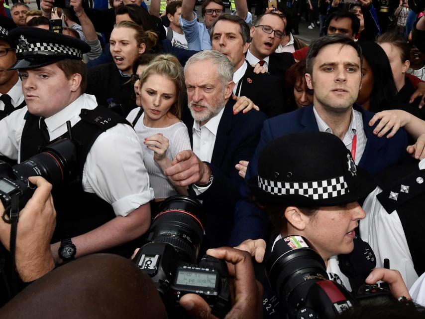 Simpatizantes de Corbyn le han mostrado su apoyo en la calle.